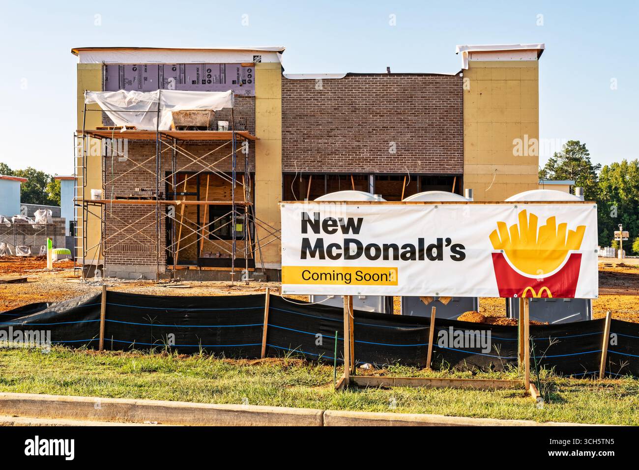 Nouveau McDonald's en construction bientôt panneau et extérieur du bâtiment à Pike Road, Alabama, États-Unis. Banque D'Images Nouveau McDonald's en construction bientôt panneau et extérieur du bâtiment à Pike Road, Alabama, États-Unis. Banque D'Images