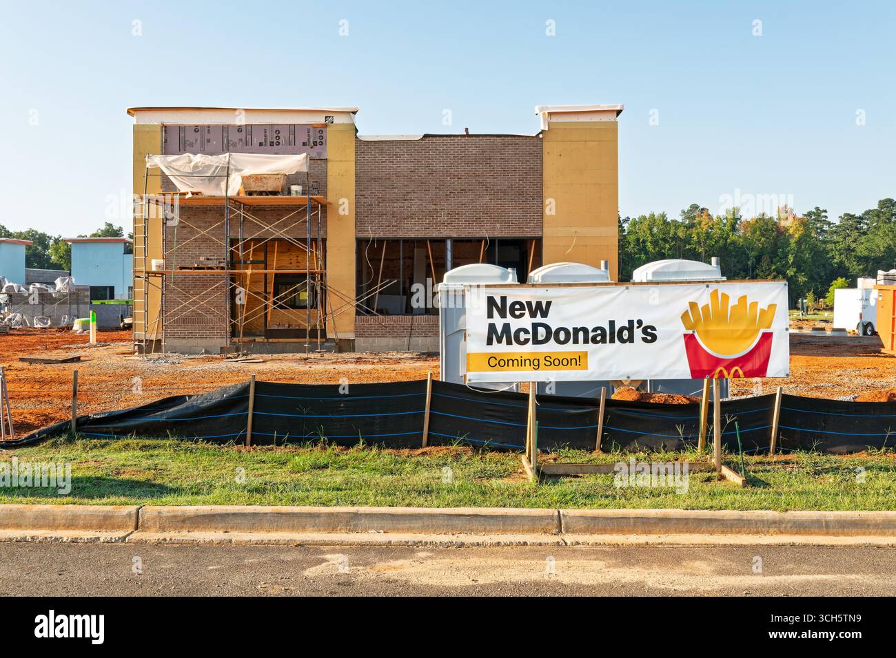 Nouveau McDonald's en construction bientôt panneau et extérieur du bâtiment à Pike Road, Alabama, États-Unis. Banque D'Images Nouveau McDonald's en construction bientôt panneau et extérieur du bâtiment à Pike Road, Alabama, États-Unis. Banque D'Images