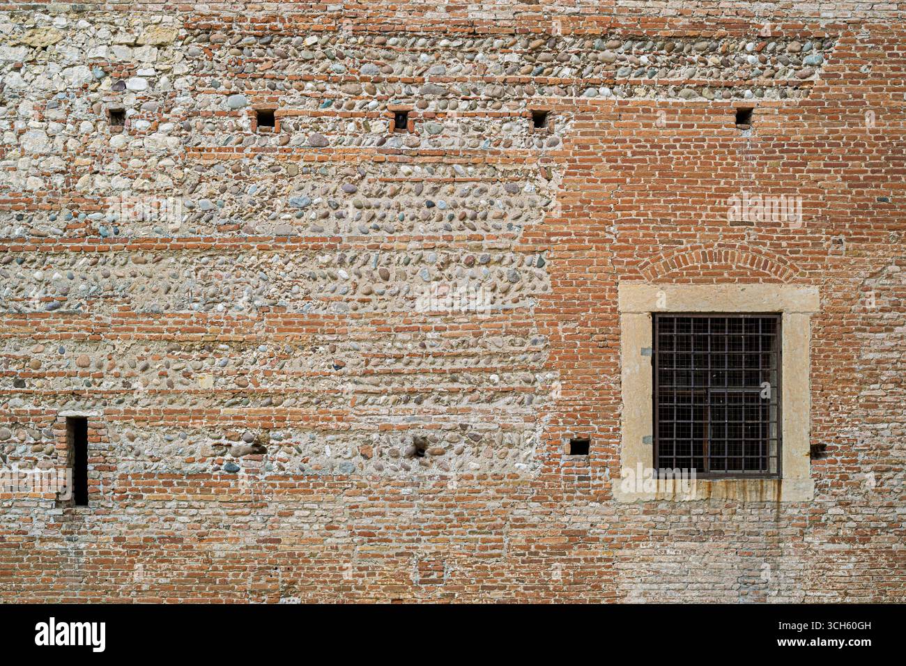 Castelvecchio : mur interne de la forteresse avec trois méthodes de maçonnerie différentes. Centre ville de Vérone, Vénétie, Italie Banque D'Images