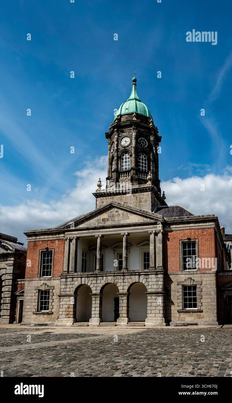 La tour Bedford du château de Dublin, en Irlande, avec son dôme vert distinctif et son horloge, un monument historique dans la cour Upper Yard. Banque D'Images