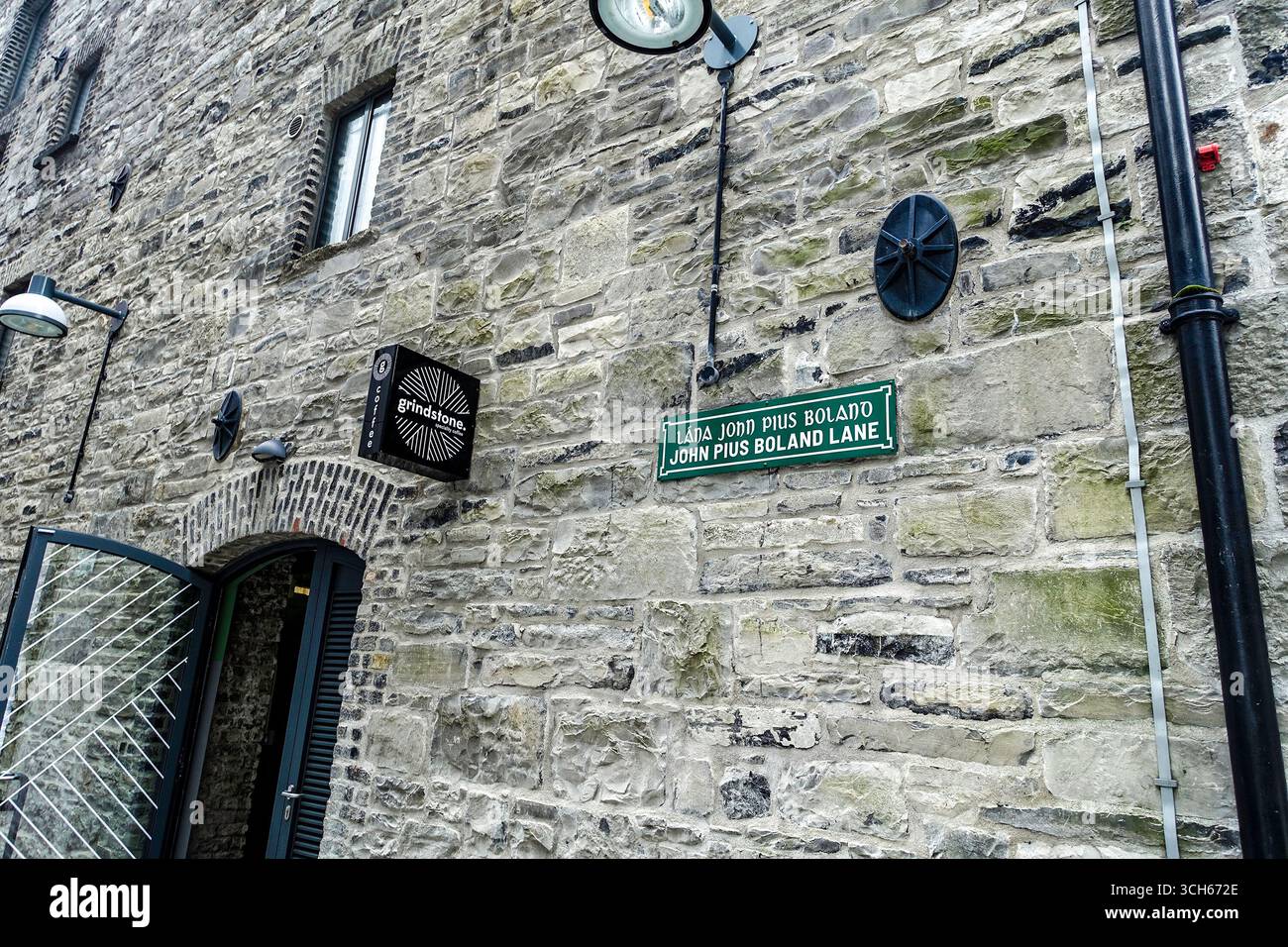 Panneau de rue pour John Pius Boland Lane dans le développement Bolands Mills de Google, Dublin. Boland était un homme politique irlandais et champion olympique de tennis. Banque D'Images