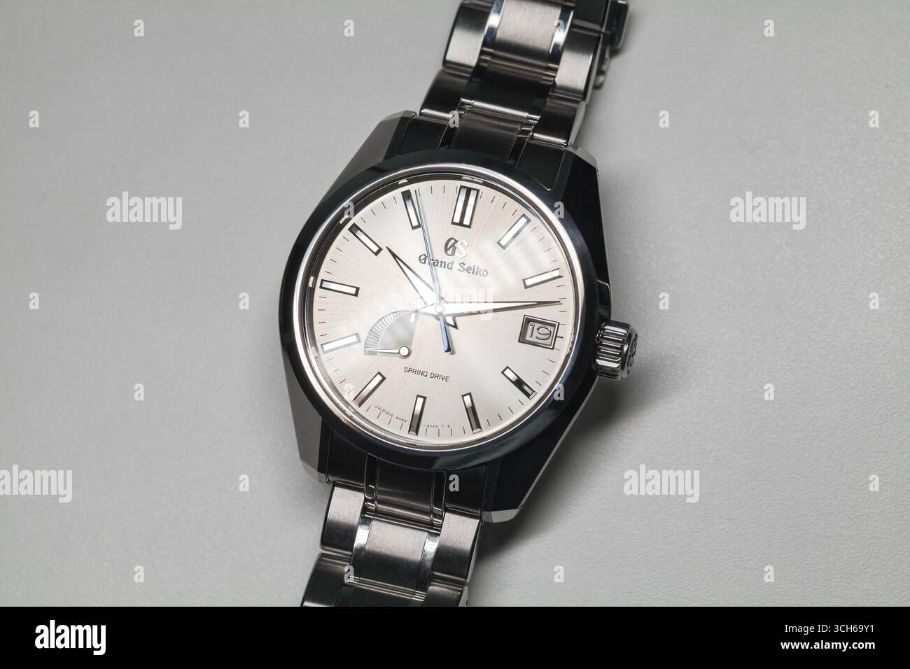 Tokyo, Japon - 19 septembre 2022 : Grand Seiko Heritage Collection Spring Drive SBGA373. Montre-bracelet automatique repose sur la table blanche, vue de dessus Banque D'Images