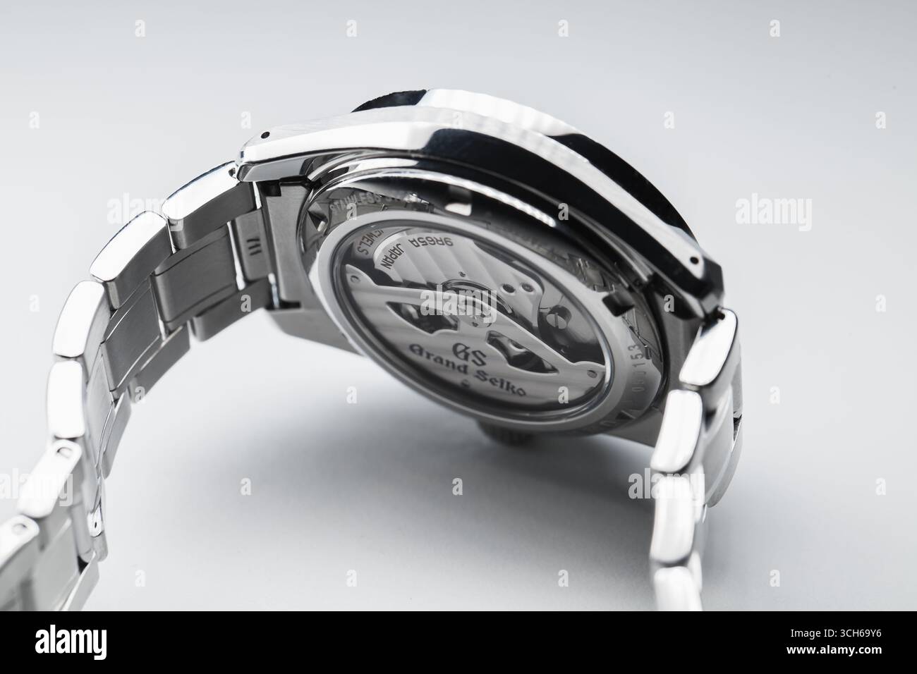 Tokyo, Japon - 19 septembre 2022 : montre-bracelet automatique Grand Seiko Heritage Collection Spring Drive, à l'arrière avec le mouvement visible à travers le Banque D'Images