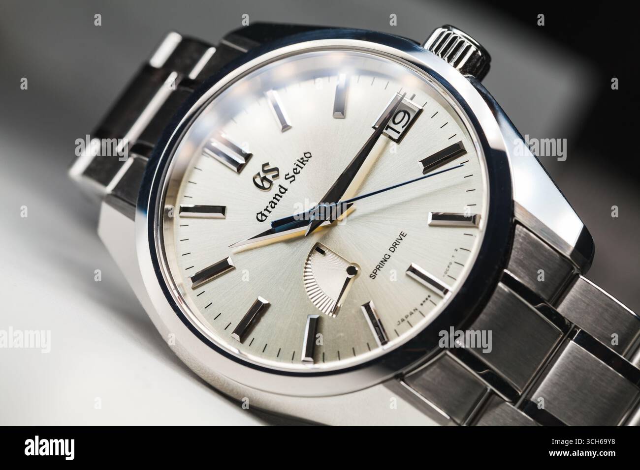 Tokyo, Japon - 19 septembre 2022 : montre-bracelet automatique Grand Seiko Heritage Collection Spring Drive SBGA373. Affaire métallisée brillante Banque D'Images