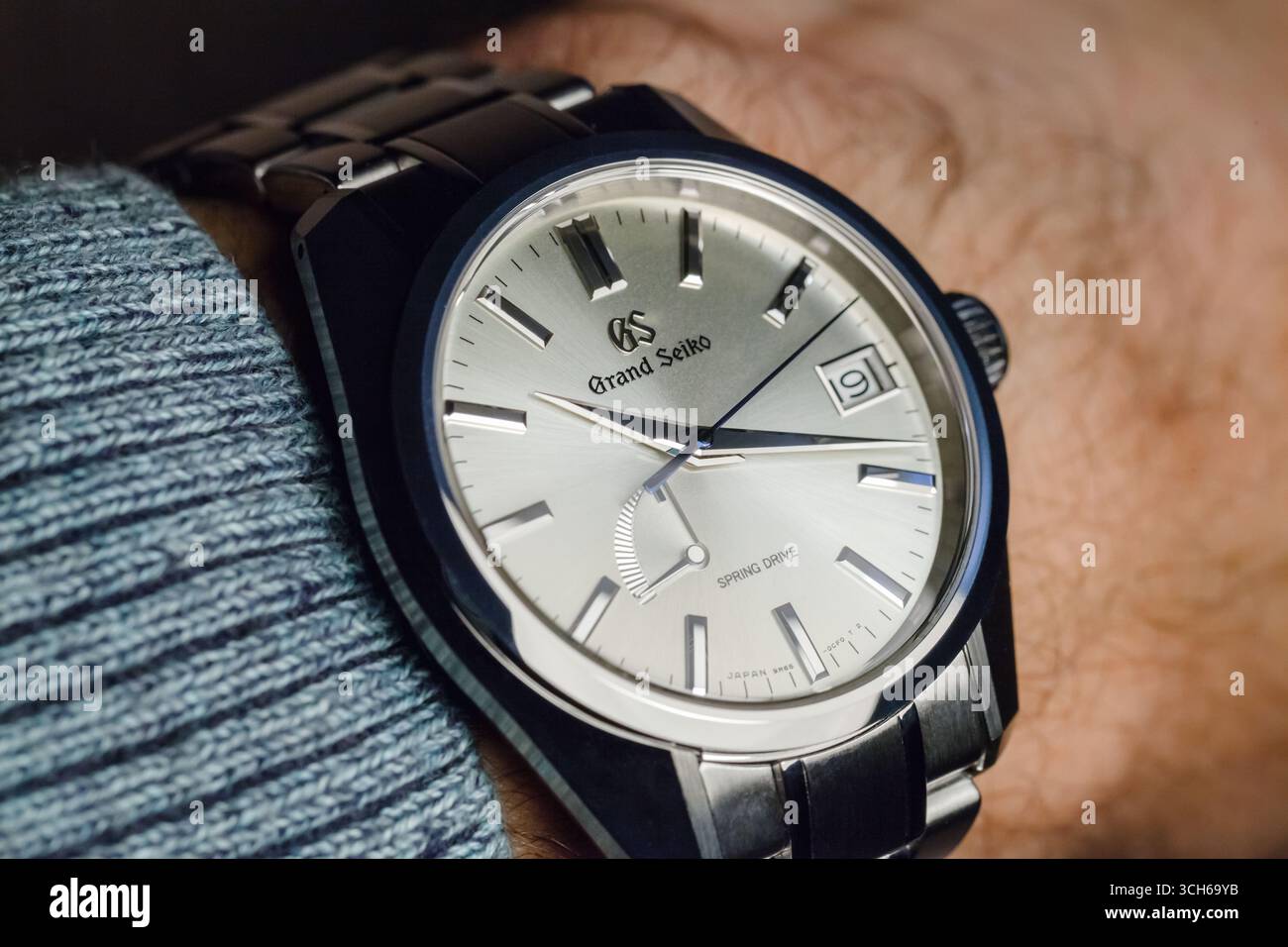 Tokyo, Japon - 19 septembre 2022 : montres-bracelets automatiques Grand Seiko Heritage Collection Spring Drive est sur une main masculine, photo en gros plan Banque D'Images