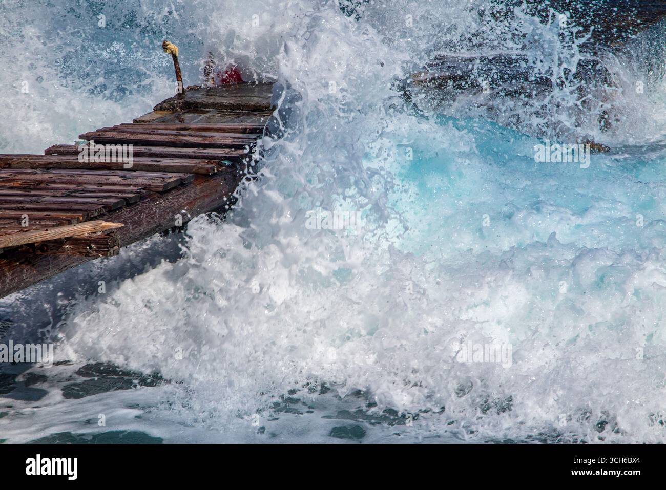 Une jetée effondrée et cassée prend le poids des vagues de la mer Méditerranée Banque D'Images