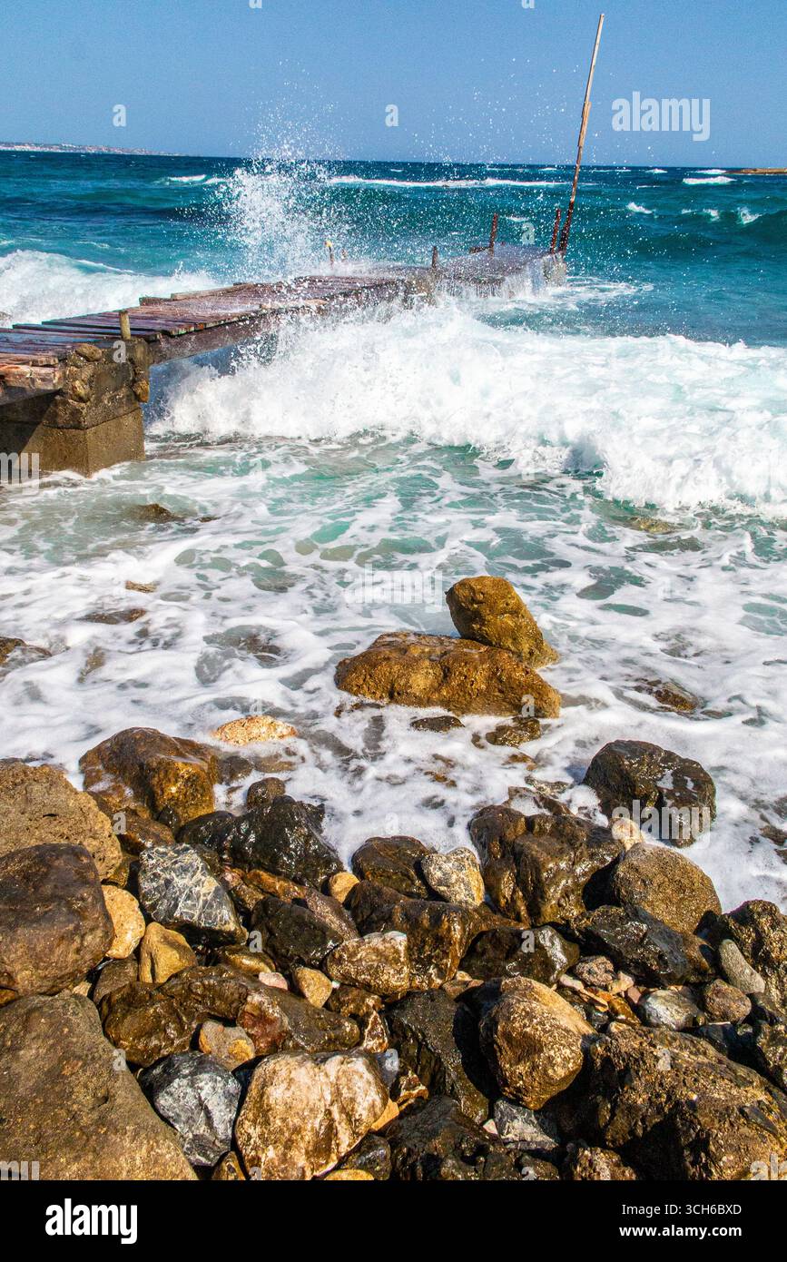 Une jetée prend le poids des vagues de la mer Méditerranée Banque D'Images