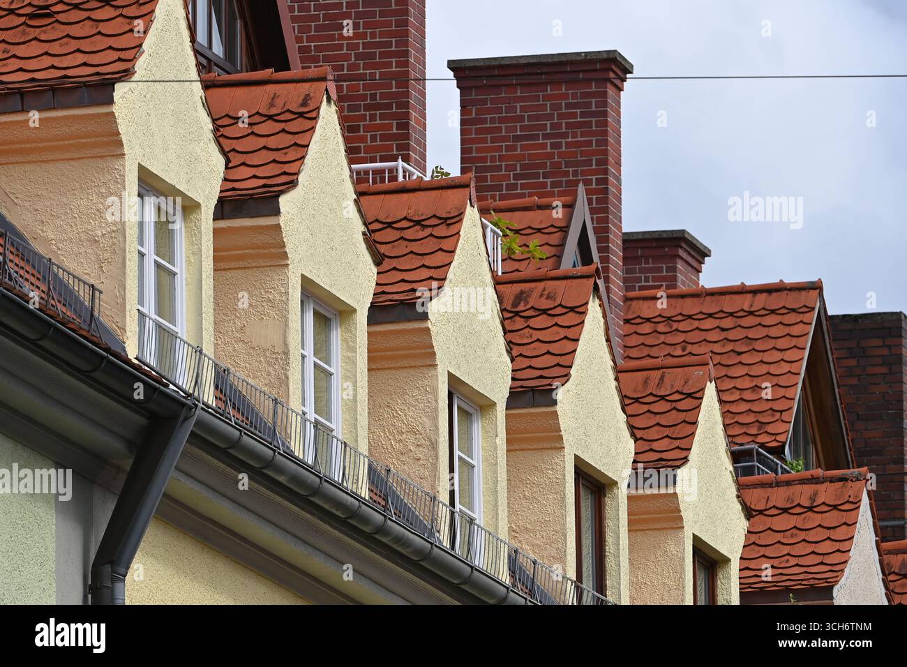 Munich, Deutschland. 30 août 2025. Immeuble ancien, immeuble ancien appartement, façade, appartement de location, appartements de location dans le quartier Giesing de Munich, prix de location, lucarnes, grenier, contrôle des loyers, loyer, loyers, appartement, locataire, façade, vue extérieure, bâtiment, contrôle des loyers ? Crédit : dpa/Alamy Live News Banque D'Images