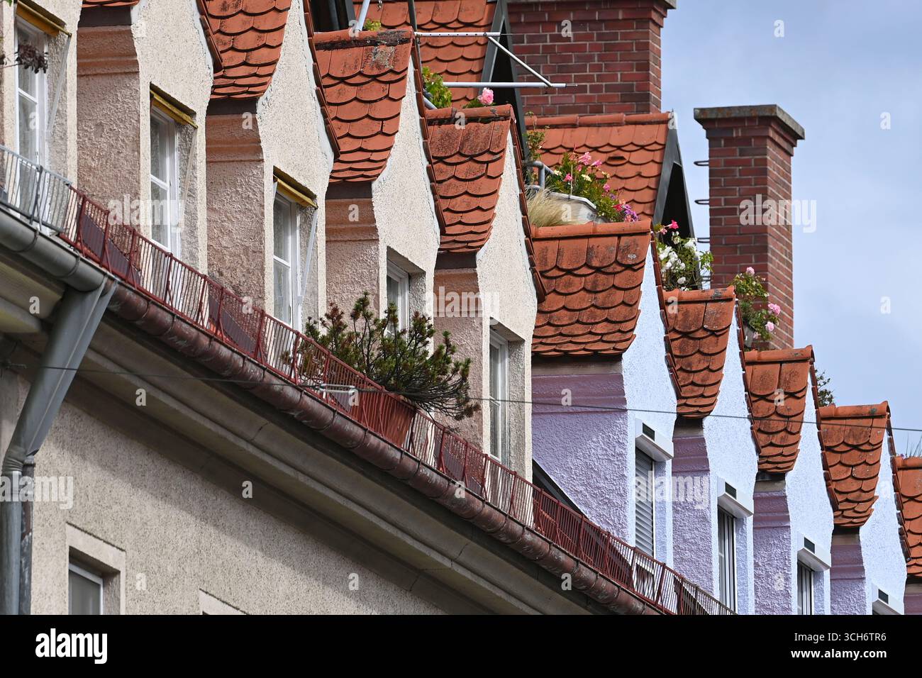 Munich, Deutschland. 30 août 2025. Immeuble ancien, immeuble ancien appartement, façade, appartement de location, appartements de location dans le quartier Giesing de Munich, prix du loyer, lucarnes, grenier, contrôle des loyers, loyer, loyers, appartement, locataire, façade, vue extérieure, bâtiment, contrôle des loyers ? Crédit : dpa/Alamy Live News Banque D'Images