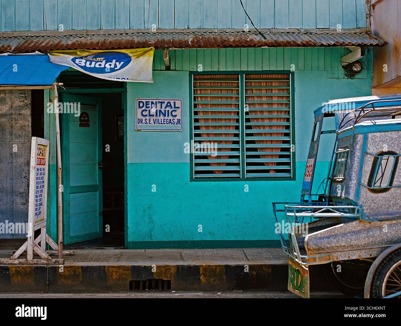Vue extérieure d'une petite clinique dentaire dans un village rural aux Philippines. Banque D'Images