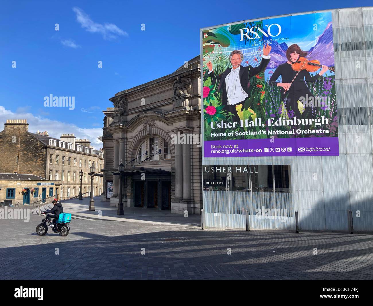 Usher Hall avec une publicité promotionnelle pour le Royal Scottish National Orchestra, Édimbourg, Écosse - Image de stock capturée avec un smartphone