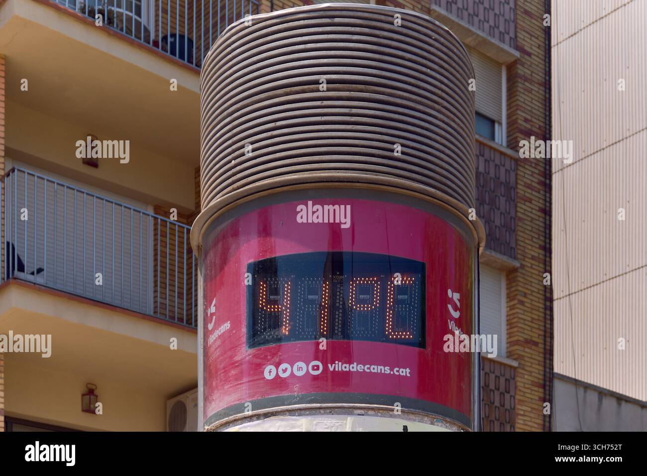Viladecans. Barcelone - 31 août 2025 : gros plan d'un thermomètre numérique affichant une température extrême. Le logo et le site web de Viladecans cit Banque D'Images