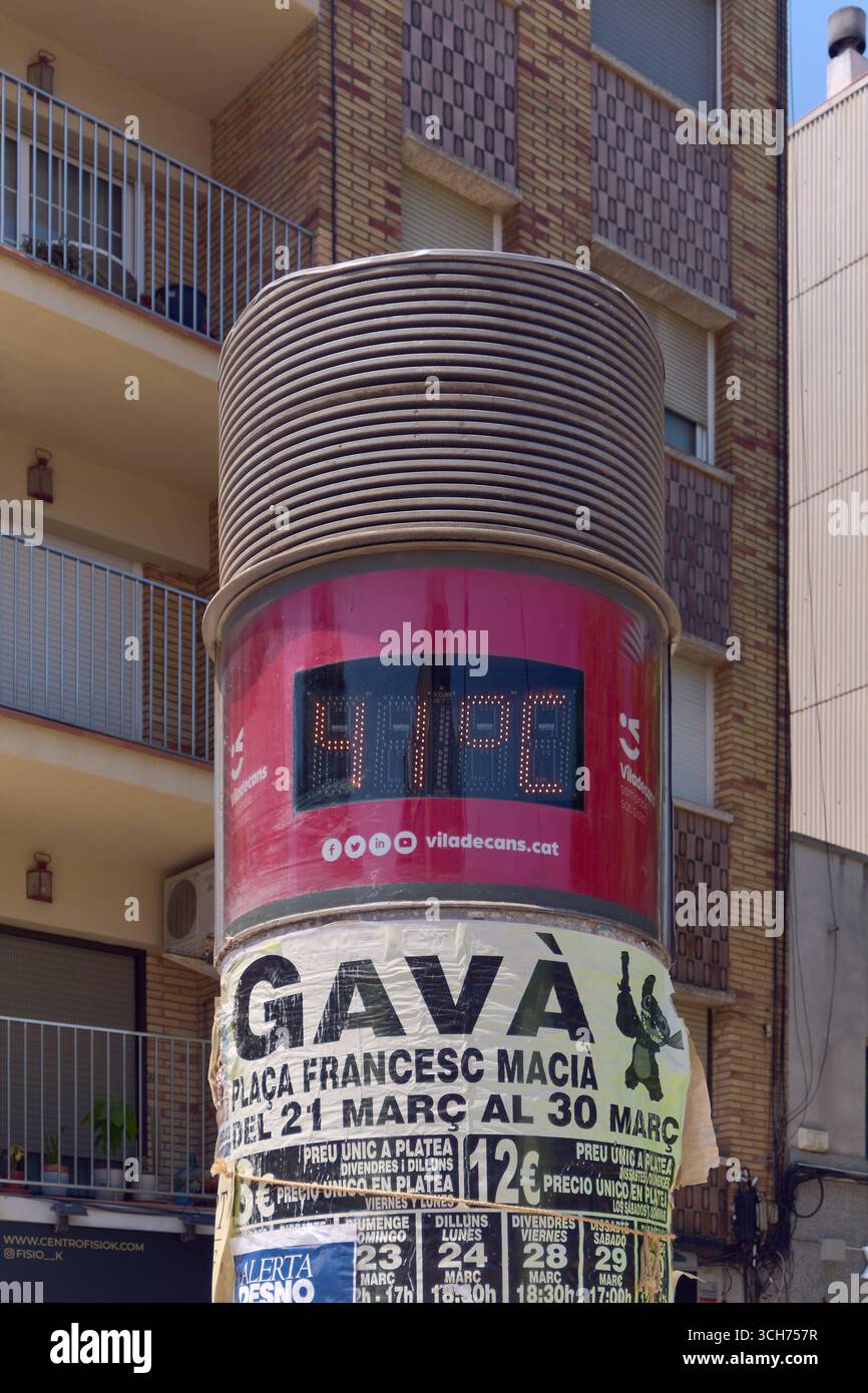Viladecans. Barcelone - 31 août 2025 : un thermomètre public affiche une température très élevée de 41 degrés Celsius. L'image met en évidence une vague de chaleur Banque D'Images