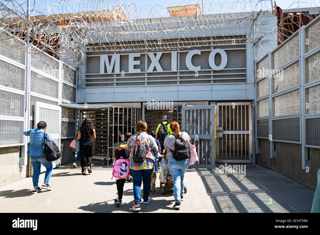 Tijuana, Colombie-Britannique, Mexique - 14 août 2025 : passage frontalier de San Ysidro à Tijuana au Mexique via le point d'entrée pour piétons. Banque D'Images