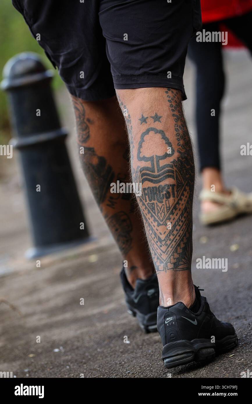 Nottingham, Royaume-Uni. 31 août 2025. Un fan de Nottingham Forest se rend au stade avec un tatouage du logo du club Forest sur le mollet de sa jambe lors du match de Nottingham Forest vs West Ham United premier League au City Ground, Nottingham. Le crédit photo devrait se lire : James Baylis/Sportimage crédit : Sportimage Ltd/Alamy Live News Banque D'Images