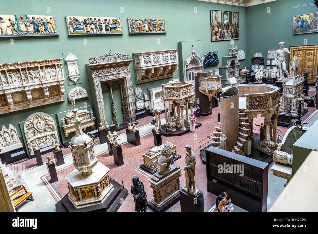Salle intérieure appelée Cast courts avec des reproductions et des copies de sculptures célèbres au Victoria and Albert Museum, musée d'art à Londres, en Angleterre. Banque D'Images