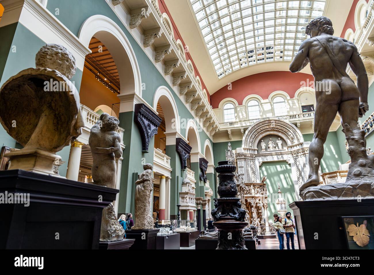 Salle intérieure appelée Cast courts avec des reproductions et des copies de sculptures célèbres au Victoria and Albert Museum, musée d'art à Londres, en Angleterre. Banque D'Images