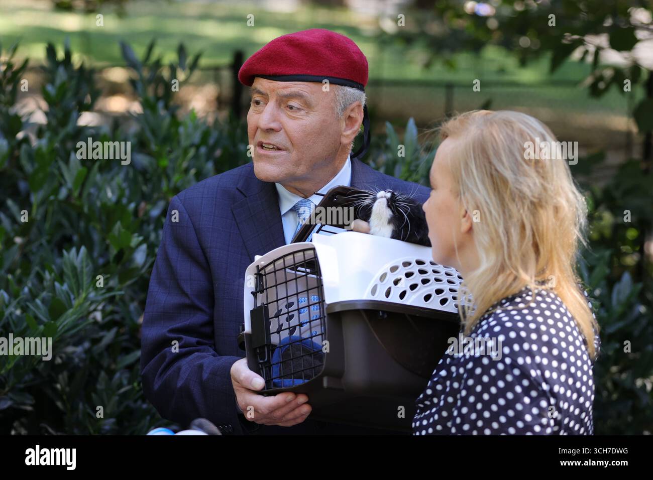 NEW YORK – 31 août 2025 : le candidat à la mairie Curtis Sliwa, accompagné de son épouse Nancy Sliwa, a pris la parole au Tarr-Coyne Tots Playground à Central Park pour dévoiler son plan de lutte contre les rats. Sliwa a fermement rejeté l’utilisation de l’empoisonnement par les rats sur les terrains de jeux pour enfants et a plutôt proposé des solutions naturelles telles que des colonies de chats contrôlées pour réduire la vermine. Il a critiqué les politiques de rat du maire Eric Adams comme étant dangereuses et inefficaces. (Photo : Luiz Rampelotto/EuropaNewswire) Banque D'Images