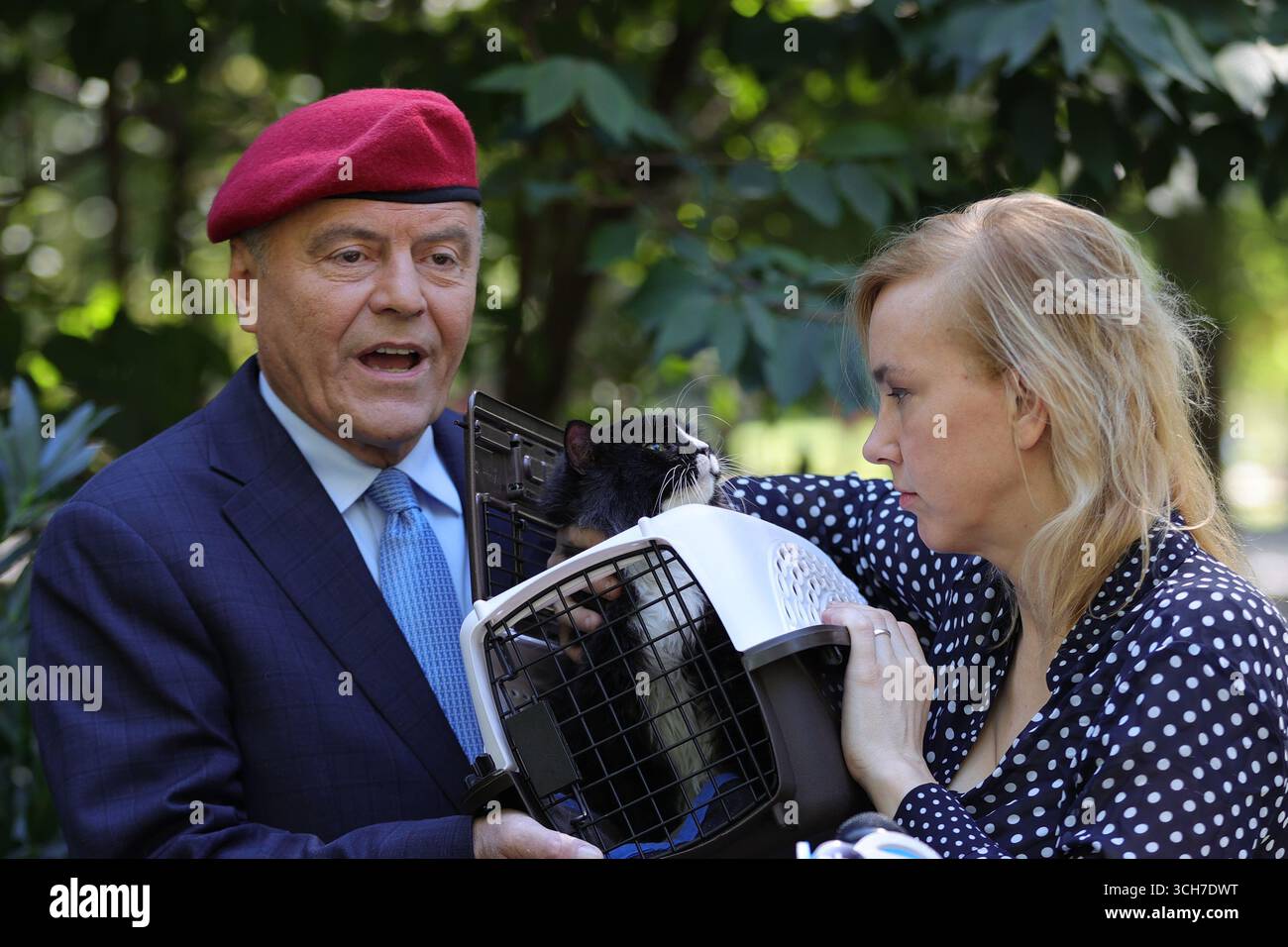 NEW YORK – 31 août 2025 : le candidat à la mairie Curtis Sliwa, accompagné de son épouse Nancy Sliwa, a pris la parole au Tarr-Coyne Tots Playground à Central Park pour dévoiler son plan de lutte contre les rats. Sliwa a fermement rejeté l’utilisation de l’empoisonnement par les rats sur les terrains de jeux pour enfants et a plutôt proposé des solutions naturelles telles que des colonies de chats contrôlées pour réduire la vermine. Il a critiqué les politiques de rat du maire Eric Adams comme étant dangereuses et inefficaces. (Photo : Luiz Rampelotto/EuropaNewswire) Banque D'Images