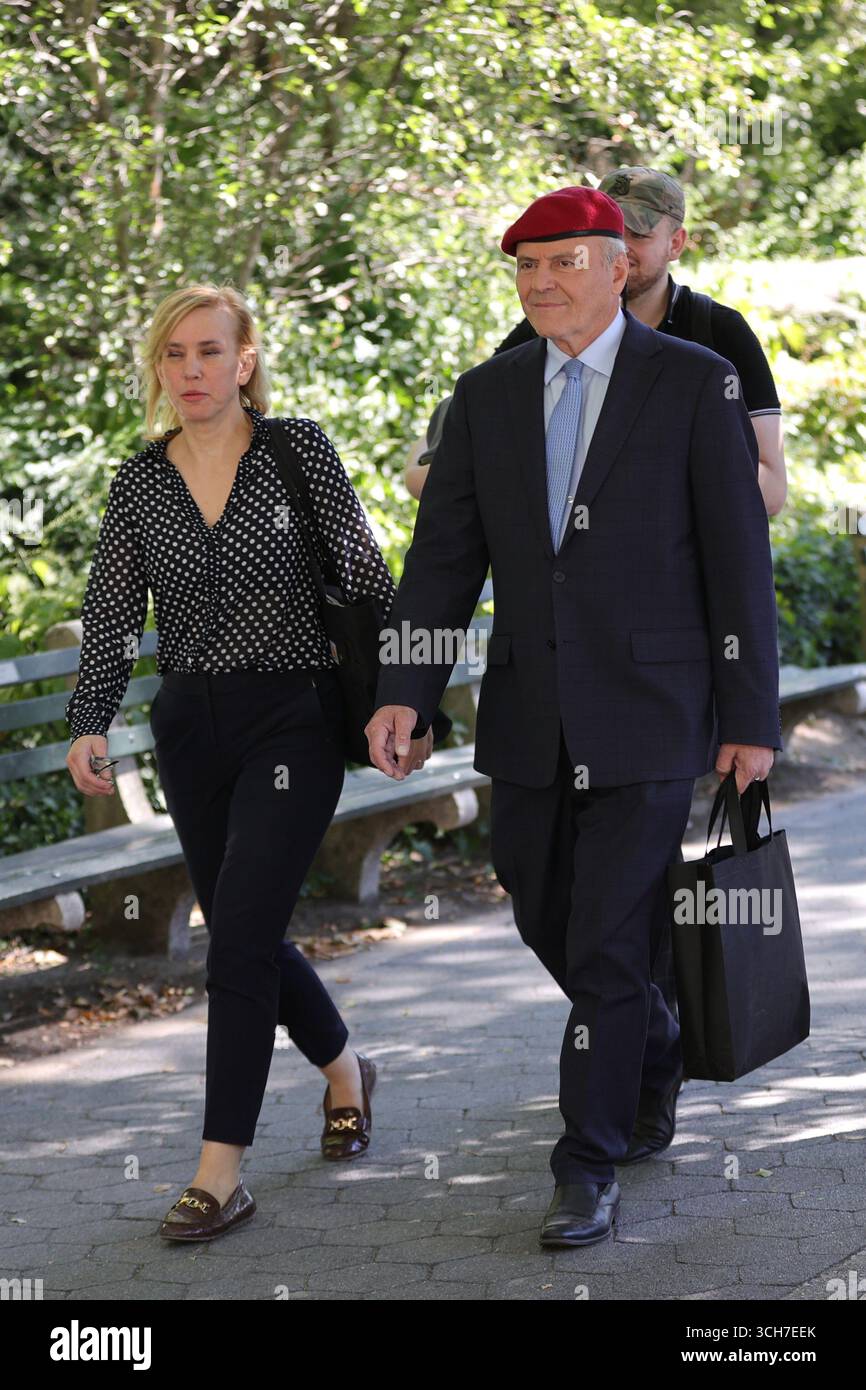 NEW YORK – 31 août 2025 : le candidat à la mairie Curtis Sliwa, accompagné de son épouse Nancy Sliwa, a pris la parole au Tarr-Coyne Tots Playground à Central Park pour dévoiler son plan de lutte contre les rats. Sliwa a fermement rejeté l’utilisation de l’empoisonnement par les rats sur les terrains de jeux pour enfants et a plutôt proposé des solutions naturelles telles que des colonies de chats contrôlées pour réduire la vermine. Il a critiqué les politiques de rat du maire Eric Adams comme étant dangereuses et inefficaces. (Photo : Luiz Rampelotto/EuropaNewswire) Banque D'Images