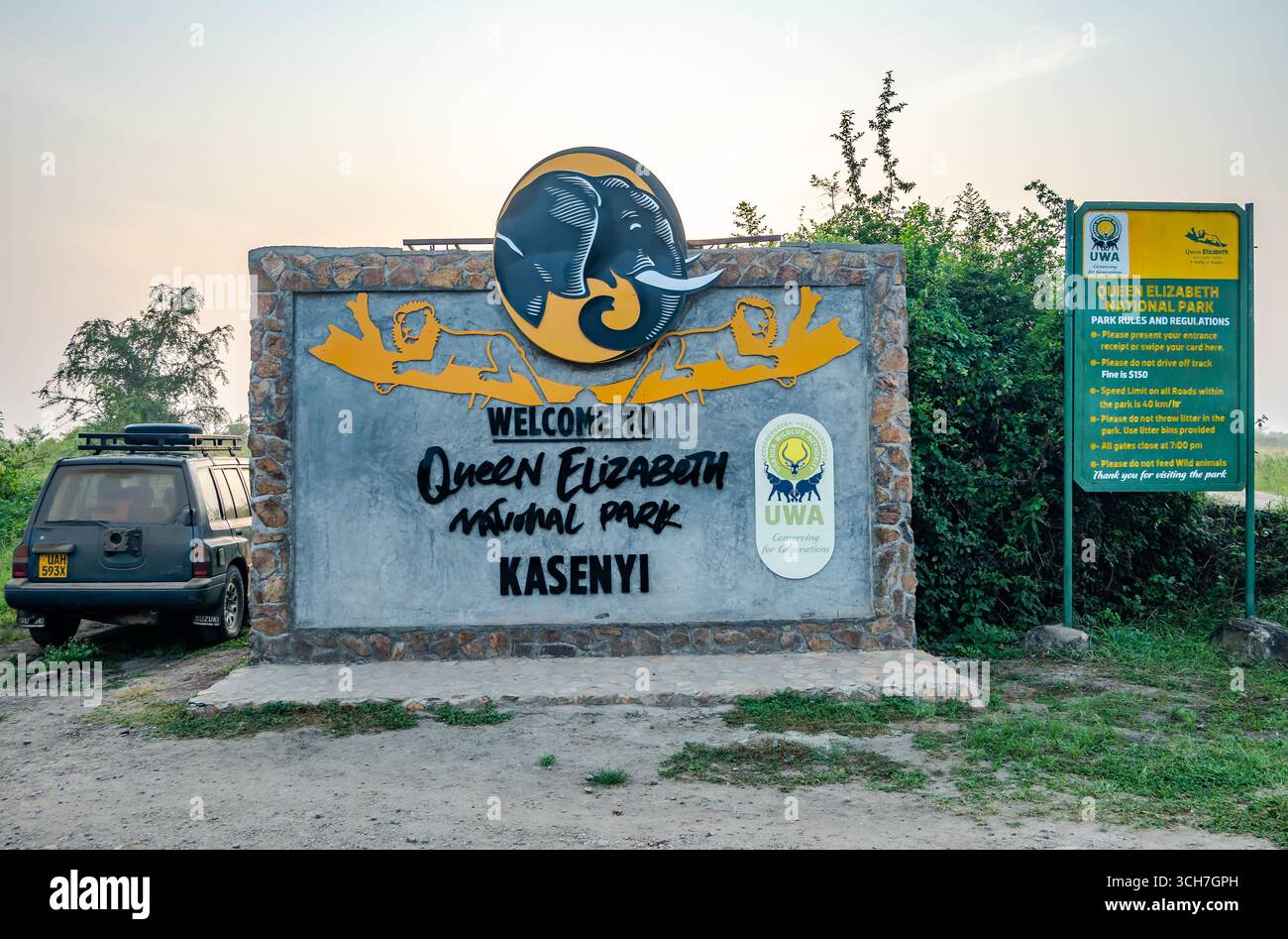 Panneau de bienvenue au parc national Queen Elizabeth, Ouganda, Afrique. Banque D'Images