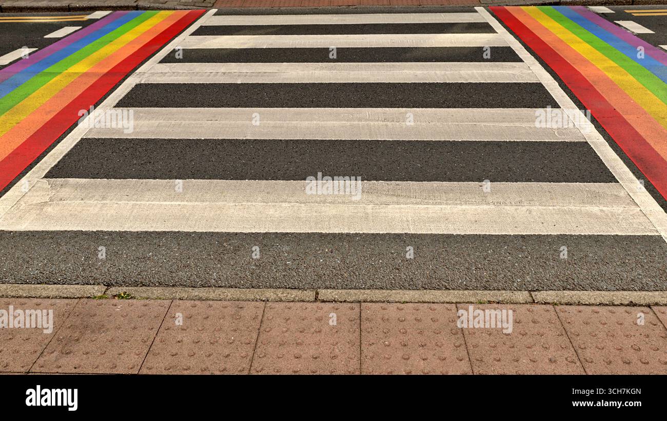 Passage piétonnier arc-en-ciel dans la ville de Carlow, Irlande. Banque D'Images