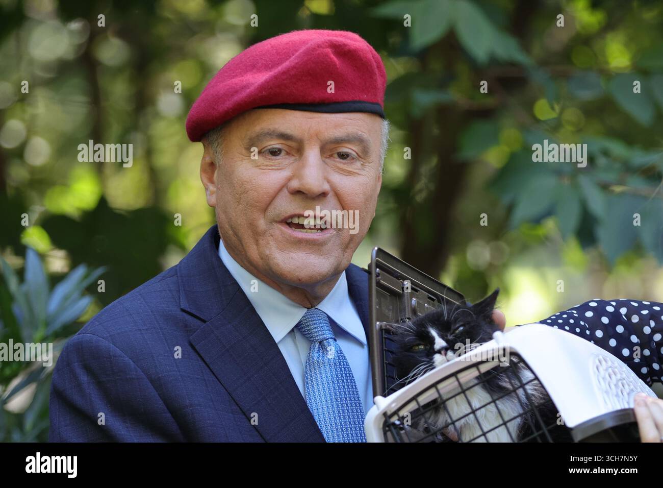 New York, États-Unis. 31 août 2025. NEW YORK - 31 août 2025 : le candidat à la mairie Curtis Sliwa, accompagné de son épouse Nancy Sliwa, a pris la parole au Tarr-Coyne Tots Playground à Central Park pour dévoiler son plan de lutte contre les rats. Sliwa a fermement rejeté l'utilisation de l'empoisonnement par les rats sur les terrains de jeux pour enfants et a proposé à la place des solutions naturelles telles que des colonies de chats contrôlées pour réduire la vermine. Il a critiqué les politiques de rat du maire Eric Adams comme étant dangereuses et inefficaces. (Photo : Luiz Rampelotto/EuropaNewswire/Sipa USA) crédit : Sipa USA/Alamy Live News Banque D'Images