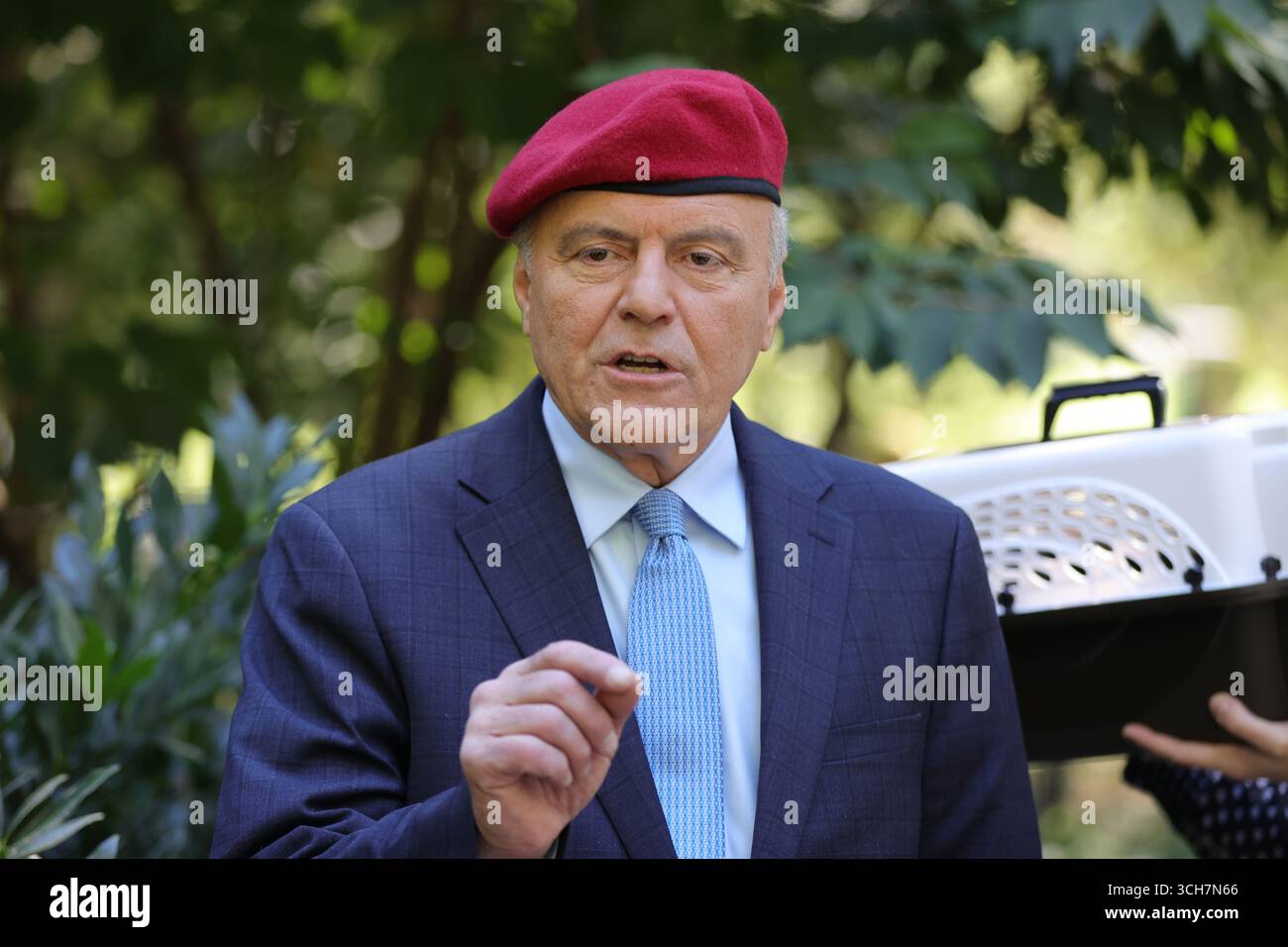 New York, États-Unis. 31 août 2025. NEW YORK - 31 août 2025 : le candidat à la mairie Curtis Sliwa, accompagné de son épouse Nancy Sliwa, a pris la parole au Tarr-Coyne Tots Playground à Central Park pour dévoiler son plan de lutte contre les rats. Sliwa a fermement rejeté l'utilisation de l'empoisonnement par les rats sur les terrains de jeux pour enfants et a proposé à la place des solutions naturelles telles que des colonies de chats contrôlées pour réduire la vermine. Il a critiqué les politiques de rat du maire Eric Adams comme étant dangereuses et inefficaces. (Photo : Luiz Rampelotto/EuropaNewswire/Sipa USA) crédit : Sipa USA/Alamy Live News Banque D'Images
