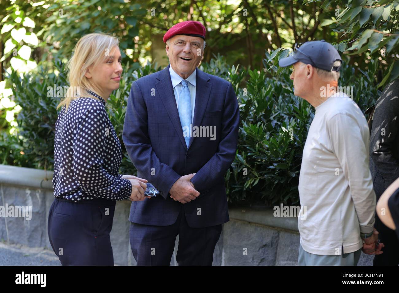 New York, États-Unis. 31 août 2025. NEW YORK - 31 août 2025 : le candidat à la mairie Curtis Sliwa, accompagné de son épouse Nancy Sliwa, a pris la parole au Tarr-Coyne Tots Playground à Central Park pour dévoiler son plan de lutte contre les rats. Sliwa a fermement rejeté l'utilisation de l'empoisonnement par les rats sur les terrains de jeux pour enfants et a proposé à la place des solutions naturelles telles que des colonies de chats contrôlées pour réduire la vermine. Il a critiqué les politiques de rat du maire Eric Adams comme étant dangereuses et inefficaces. (Photo : Luiz Rampelotto/EuropaNewswire/Sipa USA) crédit : Sipa USA/Alamy Live News Banque D'Images