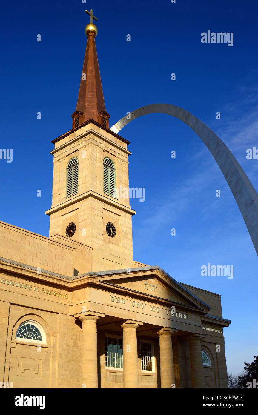 L'arche Gateway se dresse derrière la basilique Saint-Louis à Saint-Louis Banque D'Images