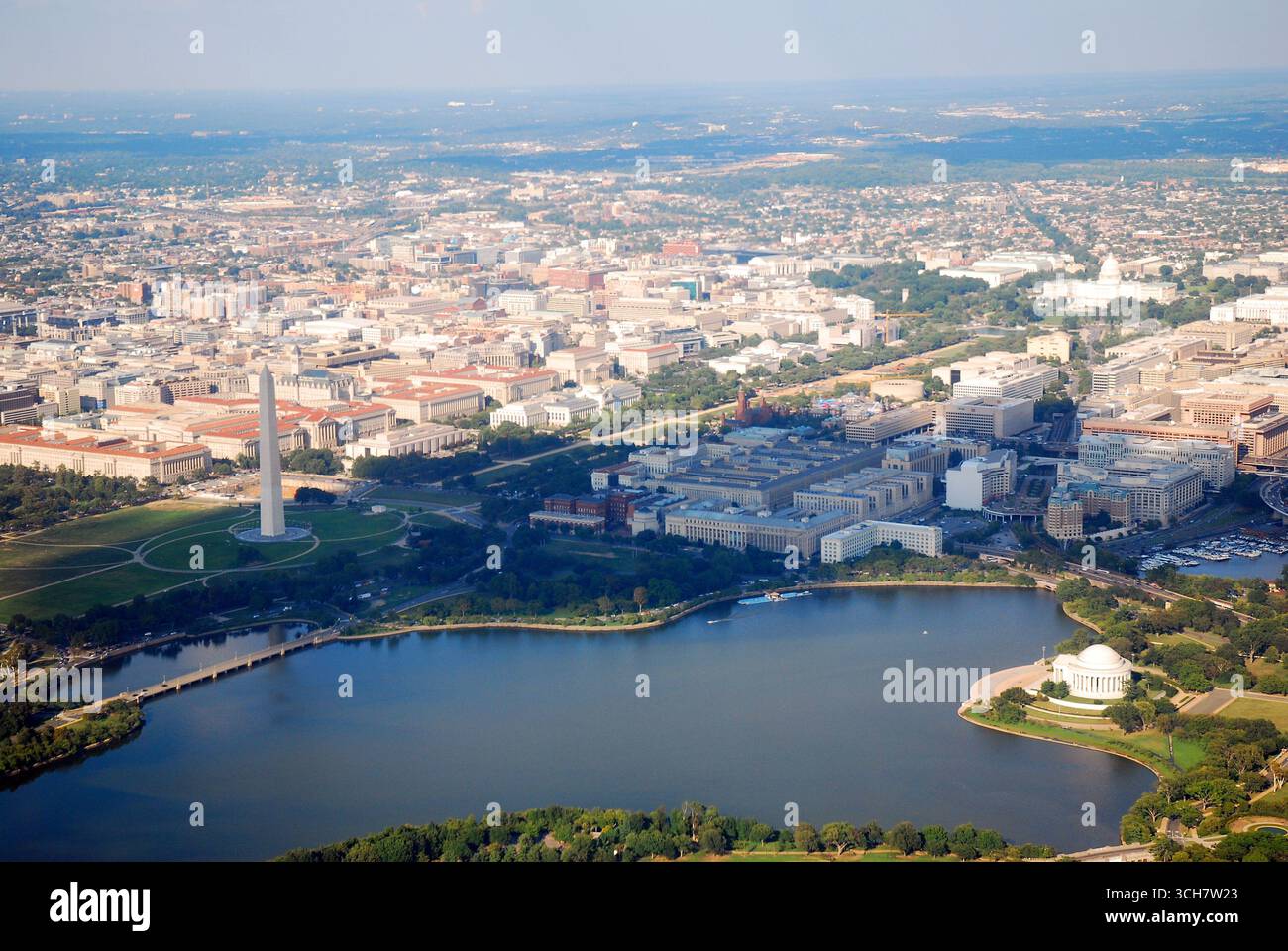 Le Washington Monument se dresse haut dans une vue aérienne Banque D'Images