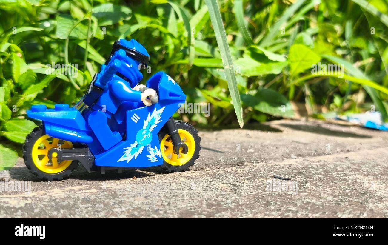 Brique mini figurine jouet ninja, avec moto bleue Banque D'Images