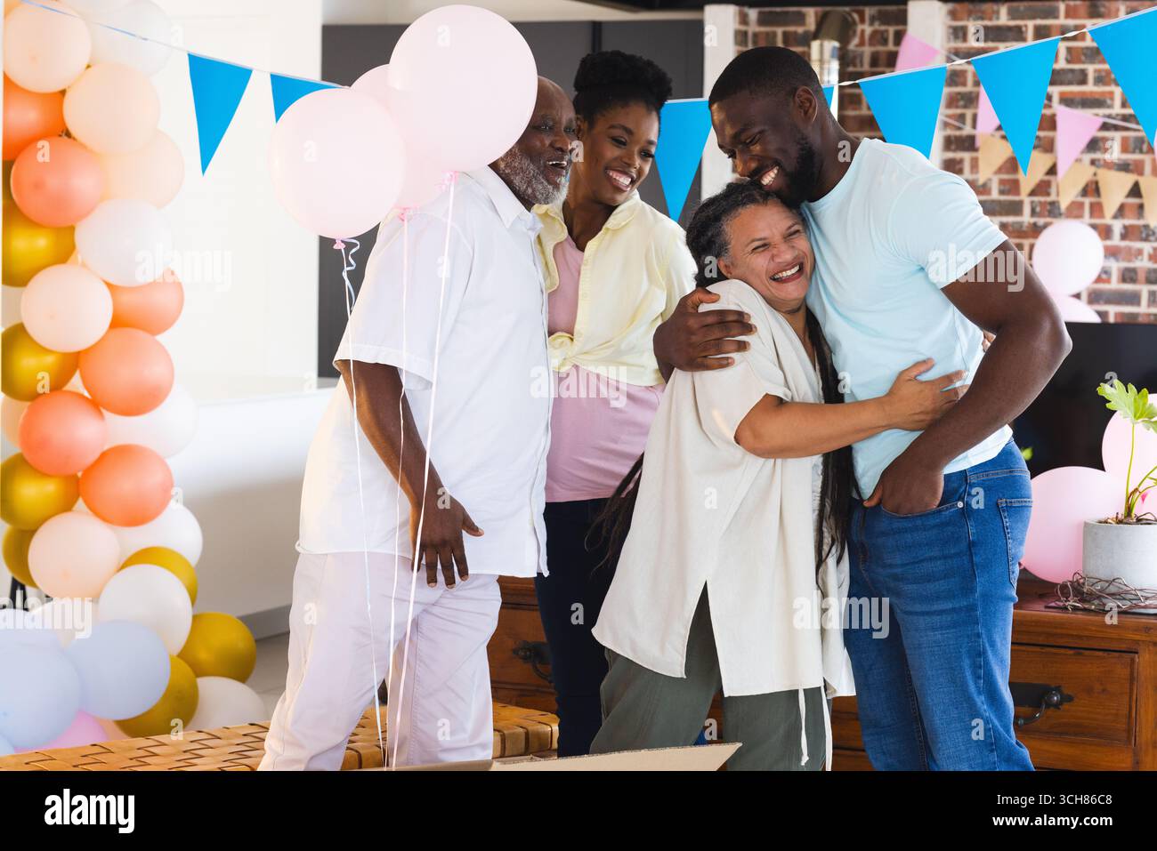 Gender Reveal, Family Celebrating Together at Home, groupe afro-américain serrant et souriant Banque D'Images