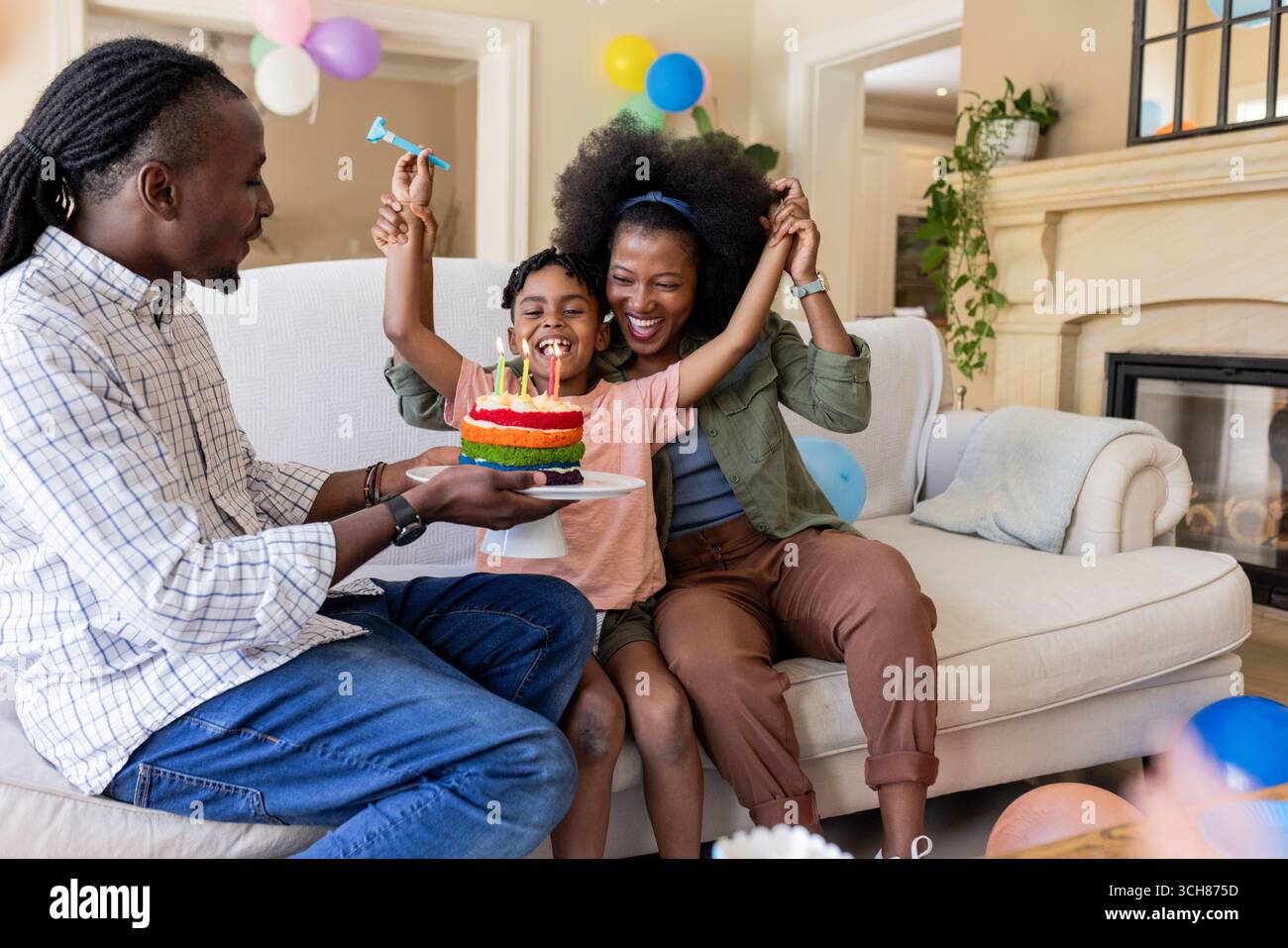 À la fête, la célébration de l'anniversaire, joyeuse famille de trois appréciant le gâteau à la maison ensemble Banque D'Images À la fête, la célébration de l'anniversaire, joyeuse famille de trois appréciant le gâteau à la maison ensemble Banque D'Images