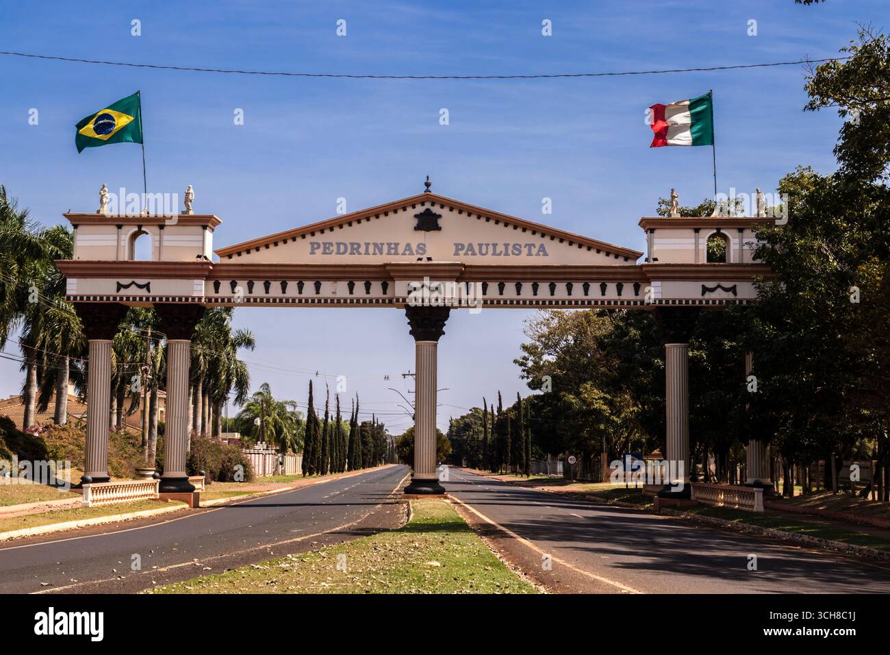 Portail d'entrée de Pedrinhas Paulista, Brésil. Les drapeaux du Brésil et de l'Italie symbolisent la ville est un patrimoine italien. Banque D'Images