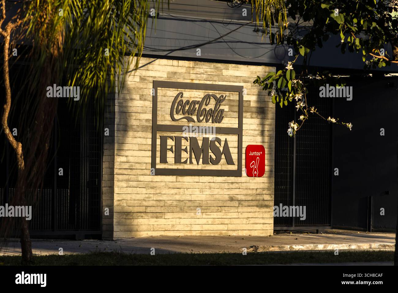 Sao Paulo, Brésil, 31 juillet 2025. Siège du distributeur Coca-Cola FEMSA ou KOF, une multinationale mexicaine de boissons. C'est le plus grand Banque D'Images