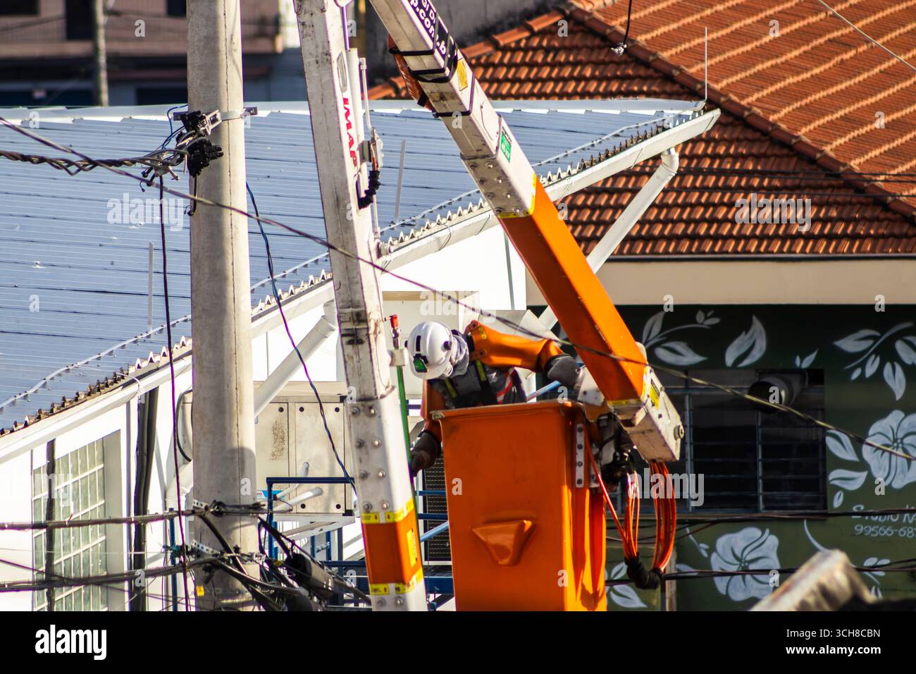 Sao Paulo, Brésil, 13 juillet 2025. Un employé d'Enel, une entreprise d'énergie à Saão Paulo, SP, effectue la maintenance du réseau électrique à haute tension que p Banque D'Images