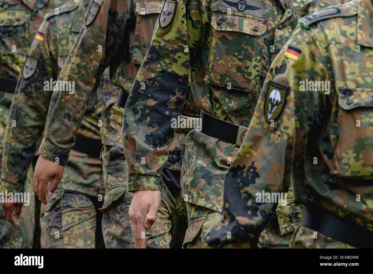 Les parachutistes allemands de la Bundeswehr se tiennent en formation lors d'un événement de l'OTAN, portant des uniformes de combat et faisant preuve de discipline, de force et d'unité, symbolisant en eux Banque D'Images