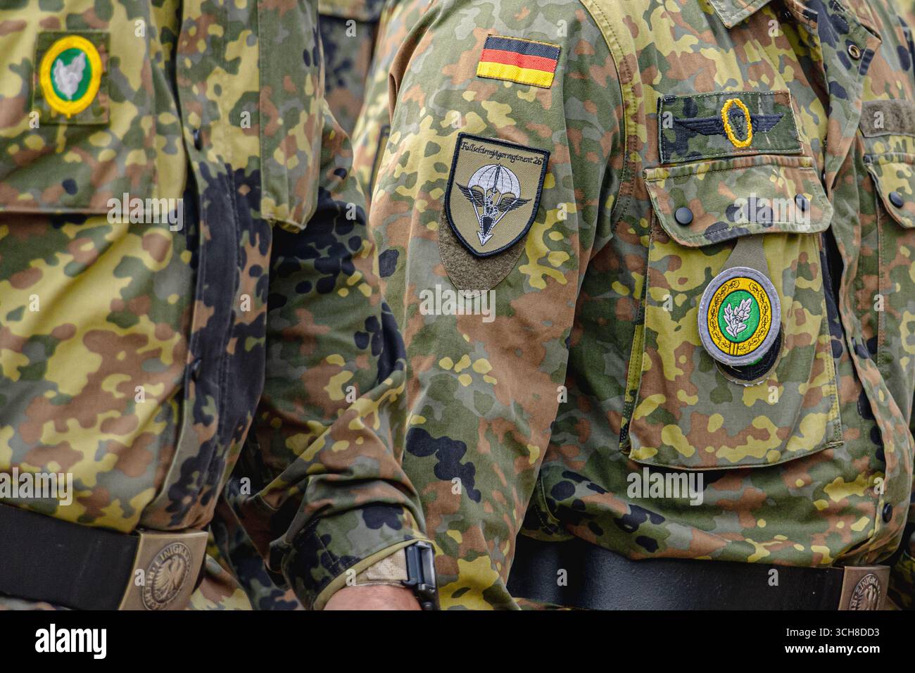 Les parachutistes allemands de la Bundeswehr se tiennent en formation lors d'un événement de l'OTAN, portant des uniformes de combat et faisant preuve de discipline, de force et d'unité, symbolisant en eux Banque D'Images