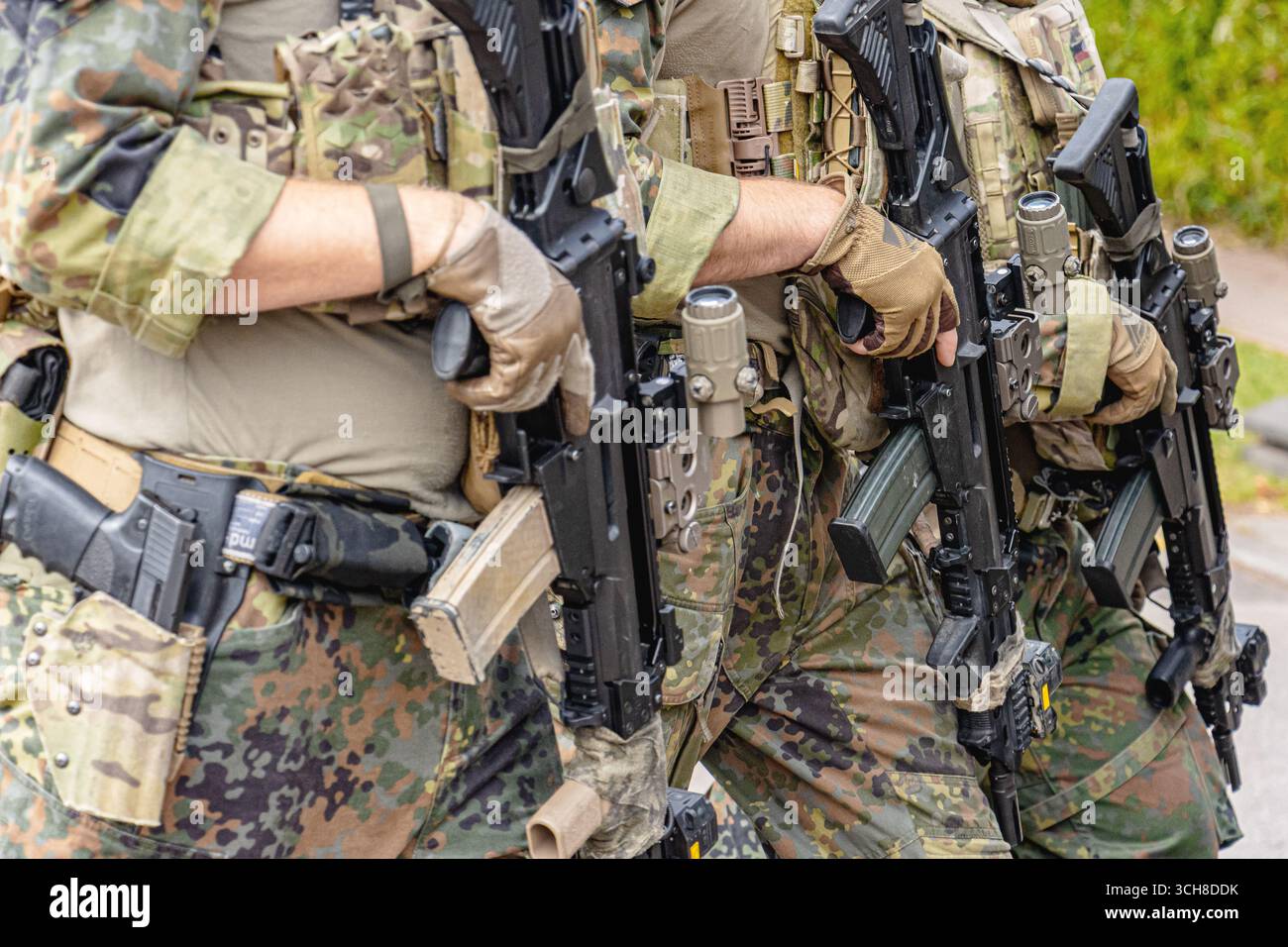 Les soldats allemands de la Bundeswehr se tiennent en formation portant des uniformes de combat et portant des fusils G36, symbolisant la discipline, la force et la disponibilité pendant Banque D'Images