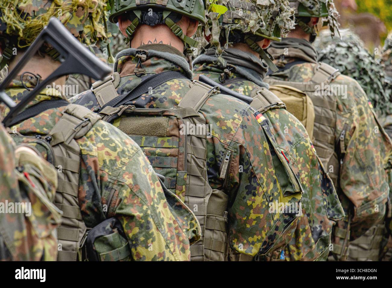 Les parachutistes allemands de la Bundeswehr se tiennent en formation lors d'un événement de l'OTAN, portant des uniformes de combat et faisant preuve de discipline, de force et d'unité, symbolisant en eux Banque D'Images