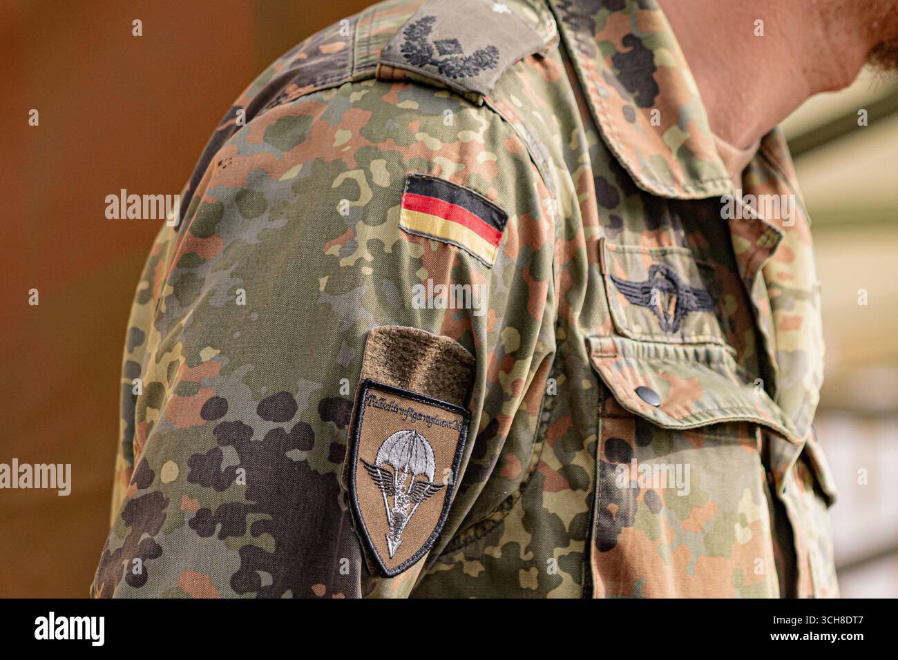 Les parachutistes allemands de la Bundeswehr se tiennent en formation lors d'un événement de l'OTAN, portant des uniformes de combat et faisant preuve de discipline, de force et d'unité, symbolisant en eux Banque D'Images