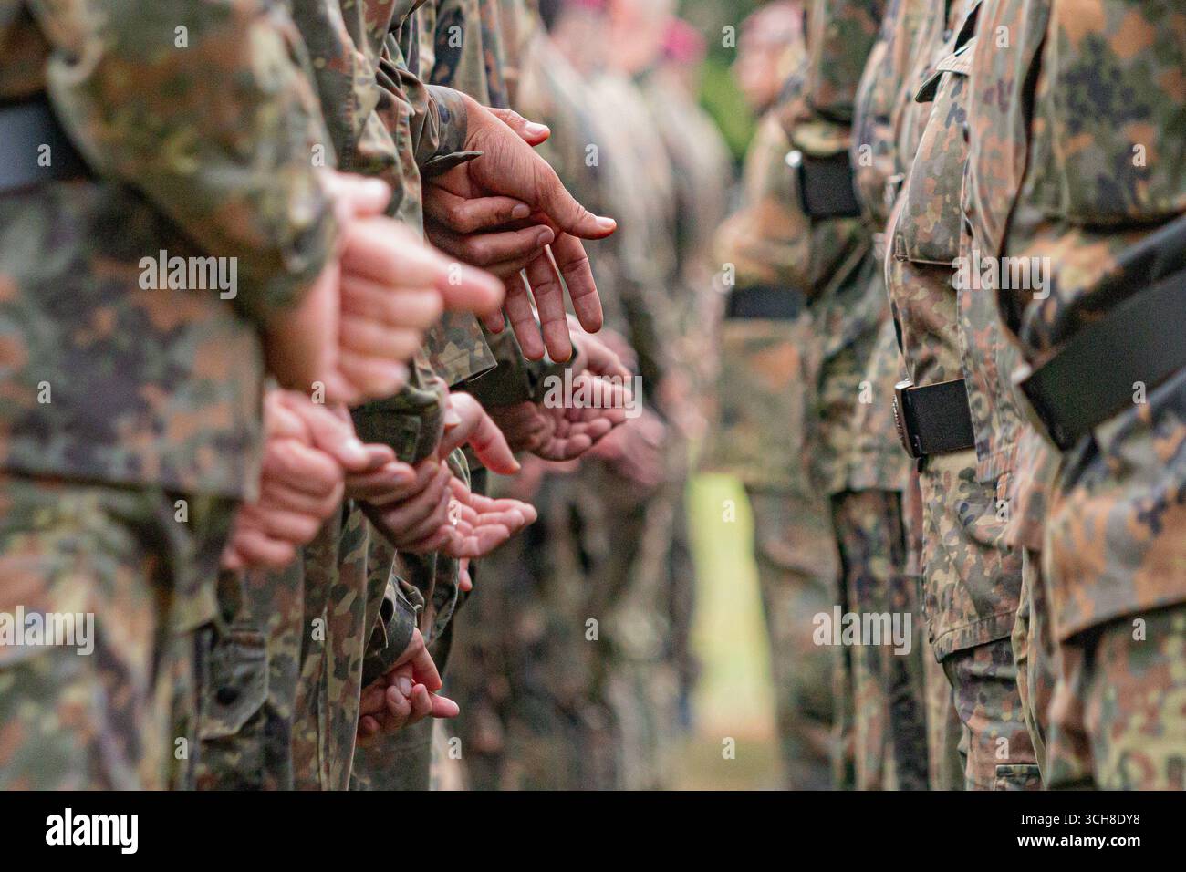 Les parachutistes allemands de la Bundeswehr se tiennent en formation lors d'un événement de l'OTAN, portant des uniformes de combat et faisant preuve de discipline, de force et d'unité, symbolisant en eux Banque D'Images