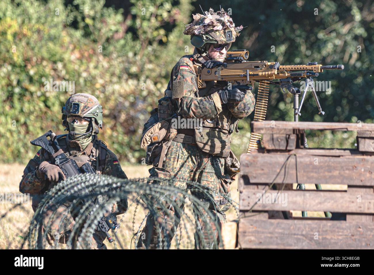 Les parachutistes allemands de la Bundeswehr s'entraînent pour une mission anti-terroriste, portant des équipements de combat et des armes, démontrant leur disponibilité, leur précision et leur ski tactique Banque D'Images