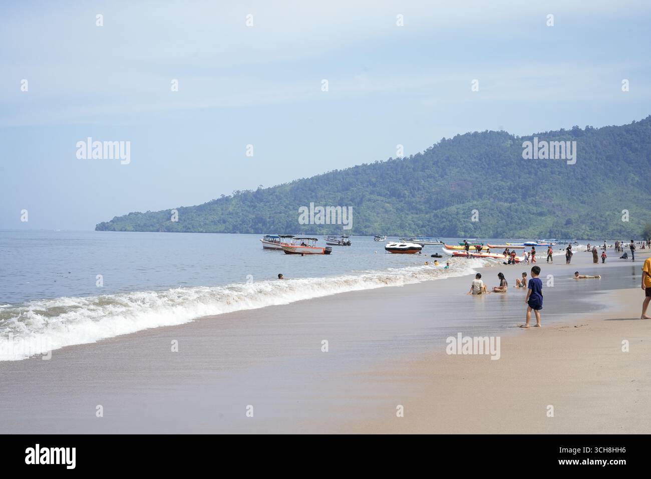 belle plage tropicale avec des bateaux et paysage pittoresque de l'île Banque D'Images