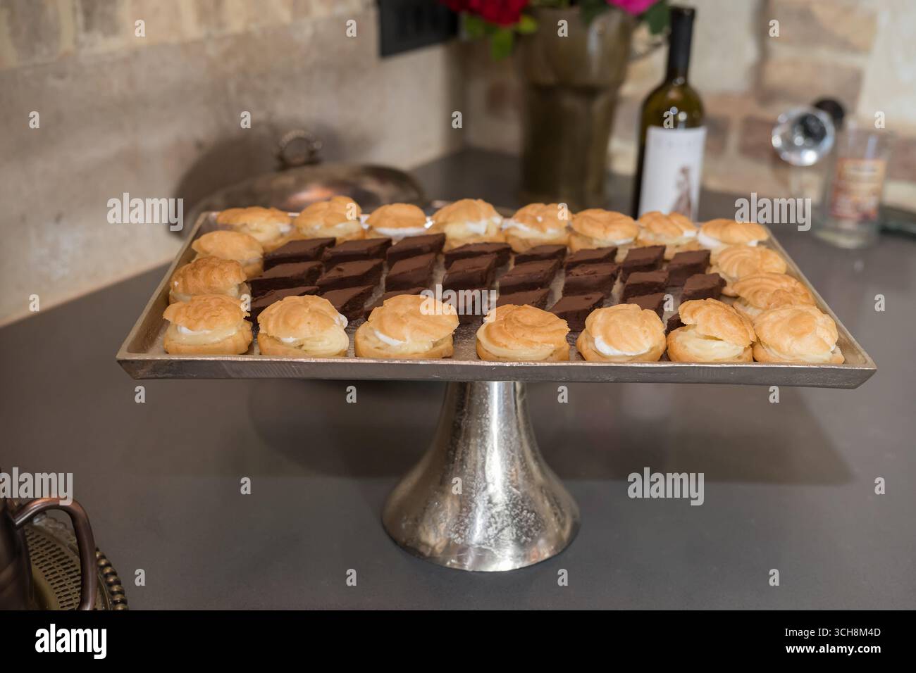 Assiette avec gâteaux faits maison, recette de cupcakes à la vanille en Roumanie Banque D'Images