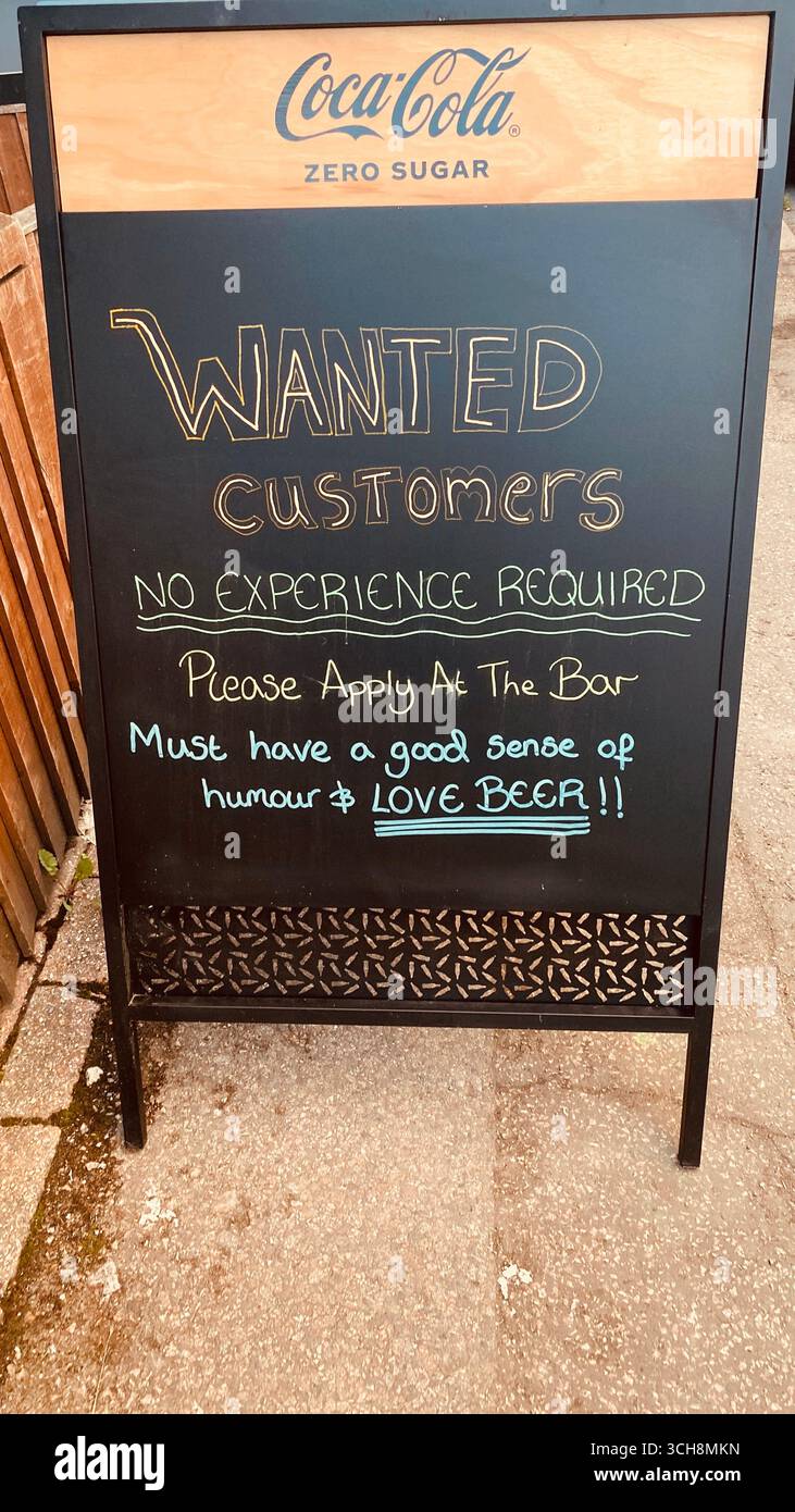 Quirky Pub signe demandant des clients, signalant avec humour pour les clients Banque D'Images