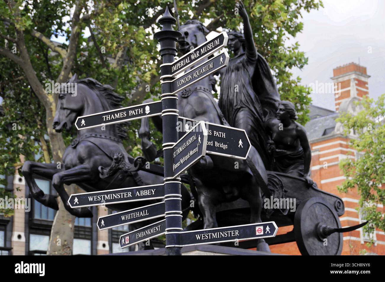 Panneau avec des informations sur les lieux d'intérêt et les arbres verts en arrière-plan, Londres, Angleterre, Grande-Bretagne Banque D'Images