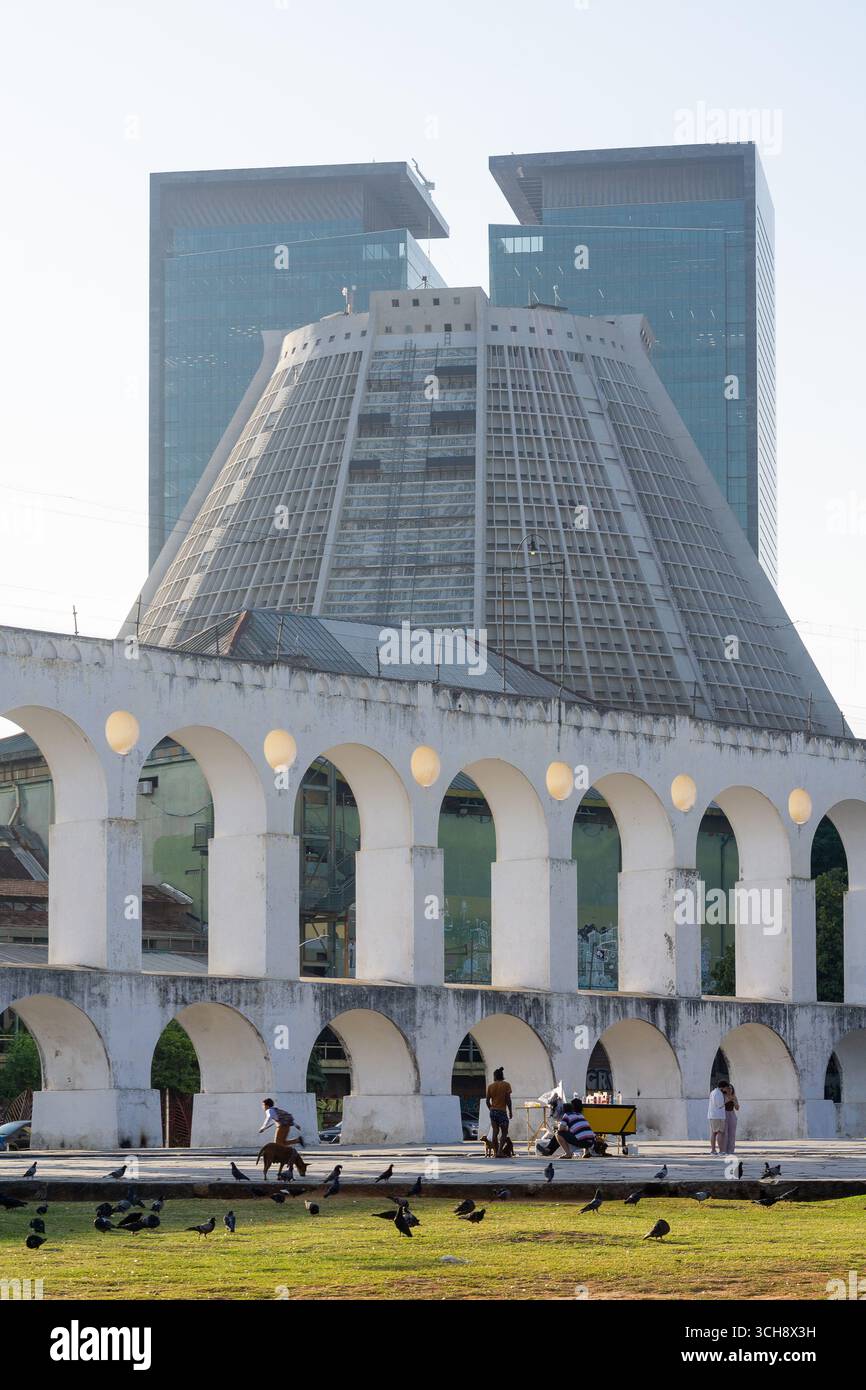 Rio de Janeiro, Brésil - L'aqueduc Carioca qui sert de pont dans le district de Lapa. Banque D'Images