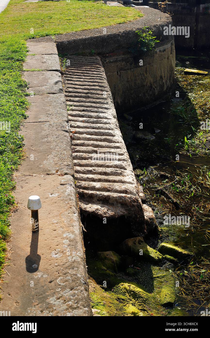 Certains détails normalement cachés sous la surface de l'eau dans le canal de Leeds Liverpool peuvent être vus en raison de niveaux d'eau bas ou inexistants dans le centre-ville de Leeds, Banque D'Images